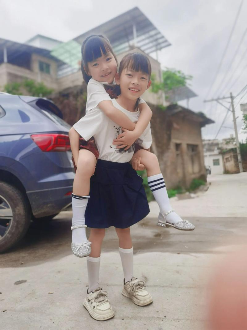 和妹妹两个人在
