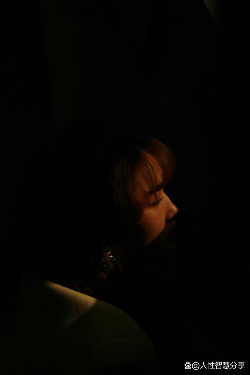 在阴暗的房间里孤独的女孩子