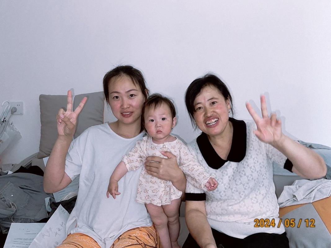 和朋友陪妈妈一