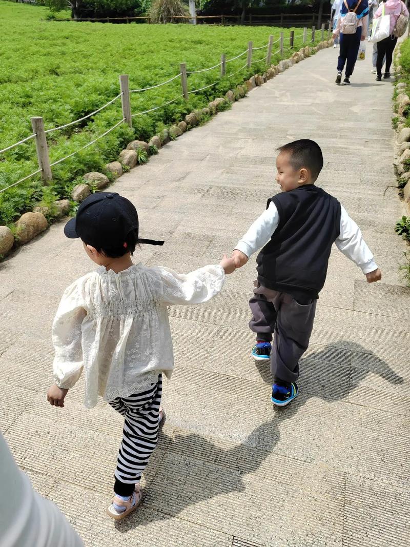和妹妹在一起游