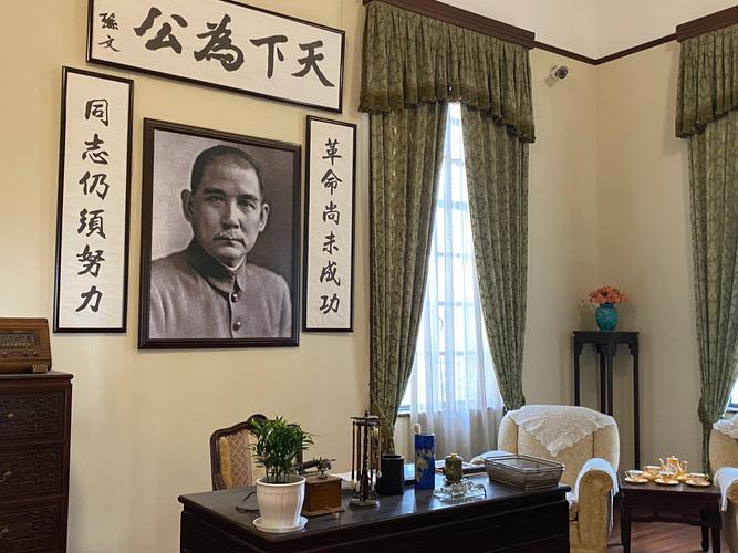严肃的委员长居