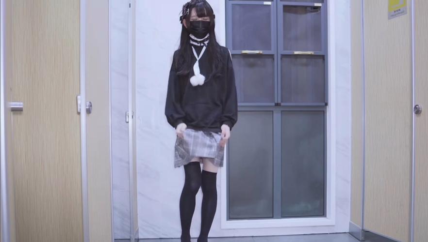 男生被穿带锁的女装