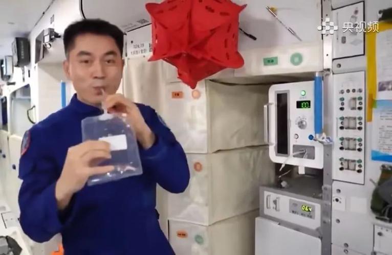 航天喝水视频
